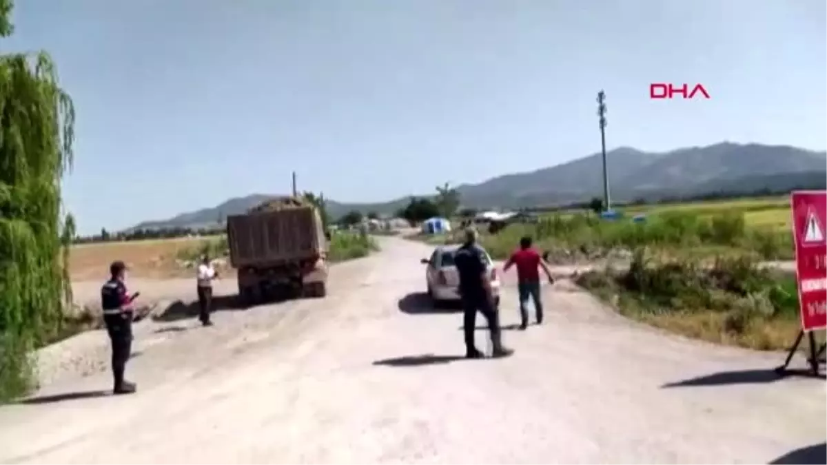 Kız isteme merasiminden sonra koronavirüs çıkınca karantinaya alınan mahallenin girişleri...