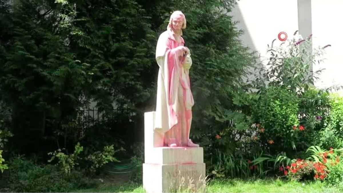 Paris\'te filozof Voltaire\'in heykeli kırmızıya boyandı