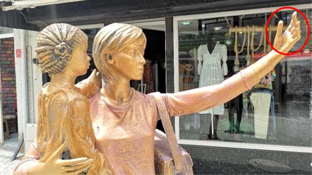 Edirne Keşan\'da "Selfie yapan kadın" heykelinin elindeki telefon çalındı