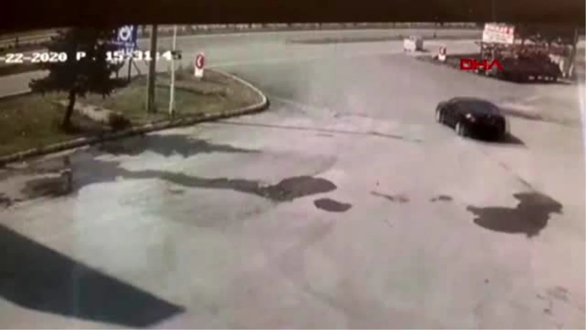 Sivas\'ta otomobille cipin çarpıştığı kaza güvenlik kamerasında
