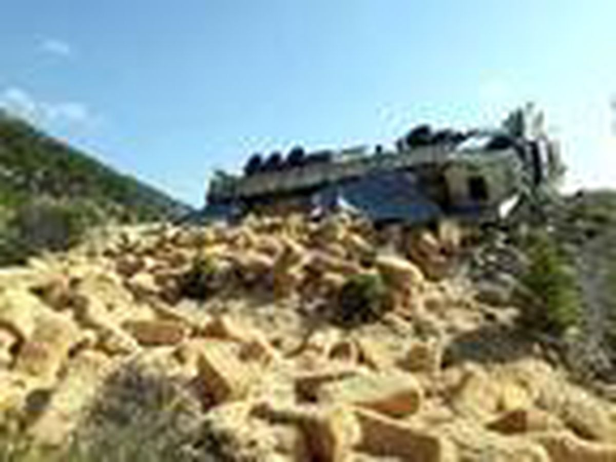 TIR şarampole devrildi, saman balyaları çevreye dağıldı
