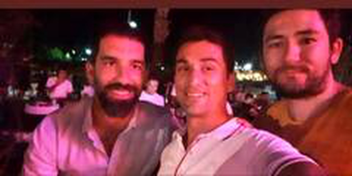 Ünlü futbolcu Arda Turan Marmaris\'te hayranlarının fotoğraf istediğini kırmadı