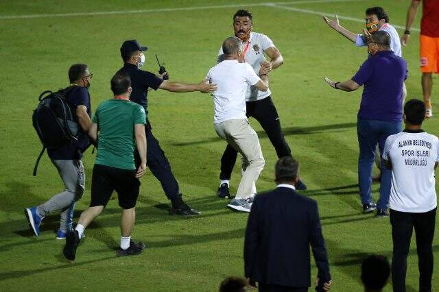 Alanyaspor-Trabzonspor maçı sonrası ortalık karıştı! Ahmet Ağaoğlu, Hasan Çavuşoğlu'na vurmaya kalkıştı