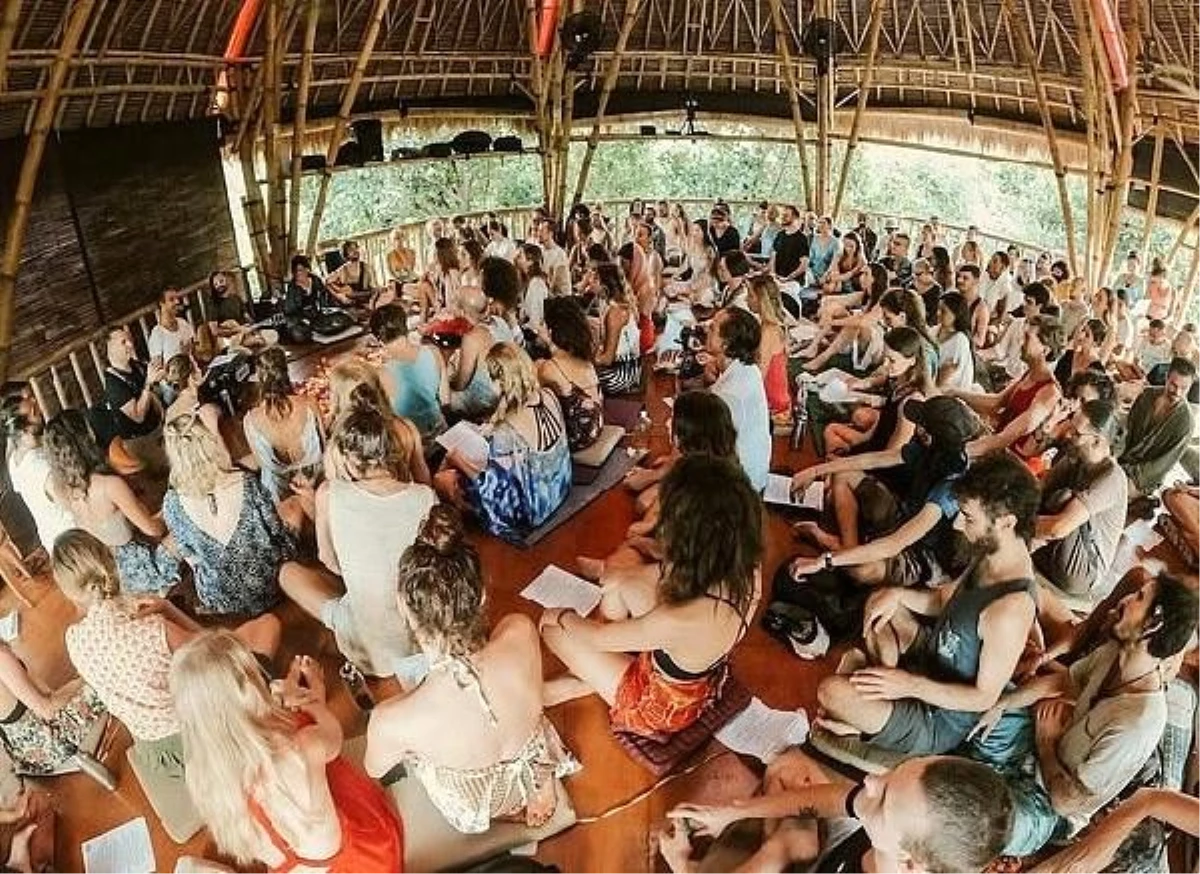 Bali\'deki yoga etkinliğinde sosyal mesafe hiçe sayıldı