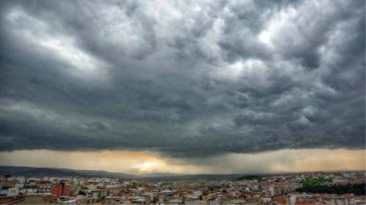 Bursa\'da, yağmur bulutlarının ilgi çeken manzarası
