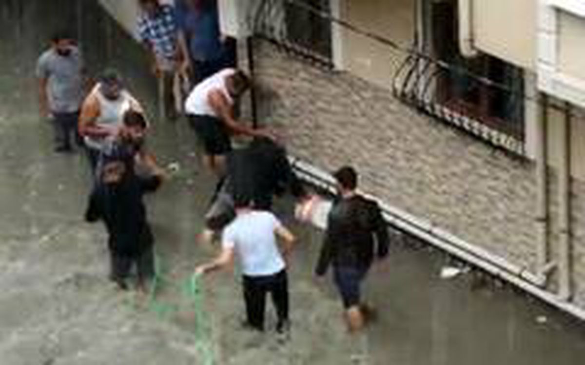 Esenyurt\'ta etkili olan sağanak yağışın ardından dehşete düşüren görüntüler ortaya çıktı