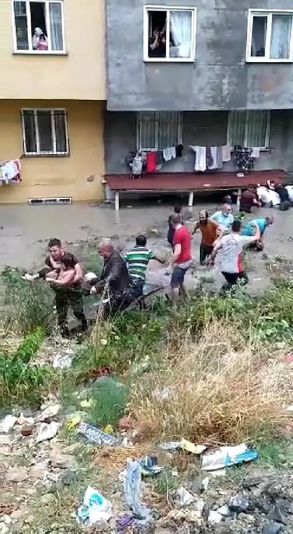 Esenyurt'ta sel sularında mahsur kalan çocuk mahalleli ...