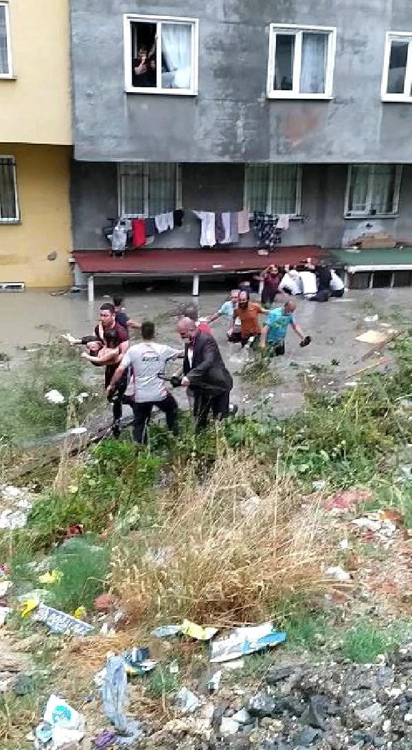 Esenyurt'ta sel sularında mahsur kalan çocuk mahalleli tarafından kurtarıldı