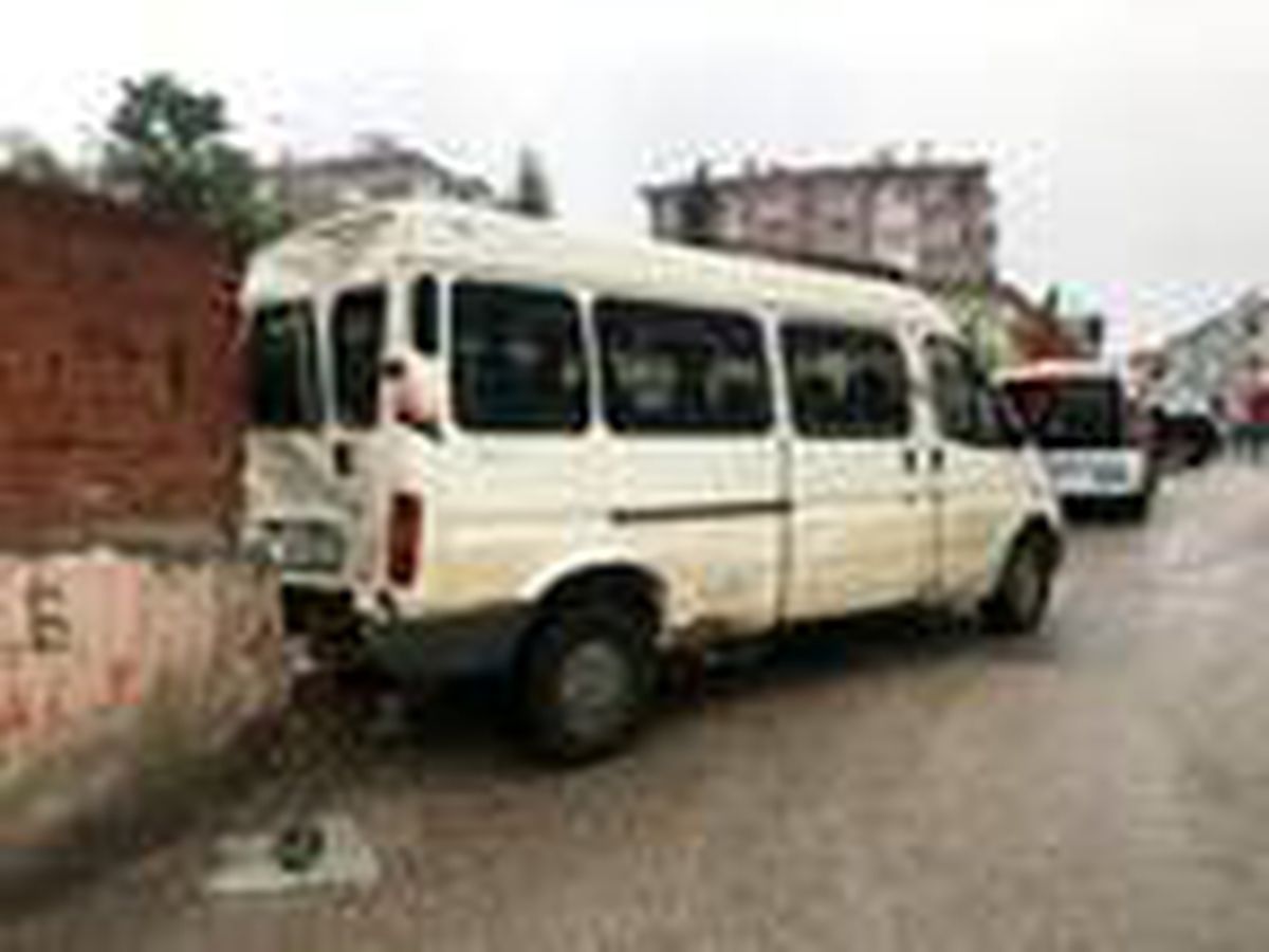 Freni boşalan minibüs önce otomobile sonra duvara çarptı