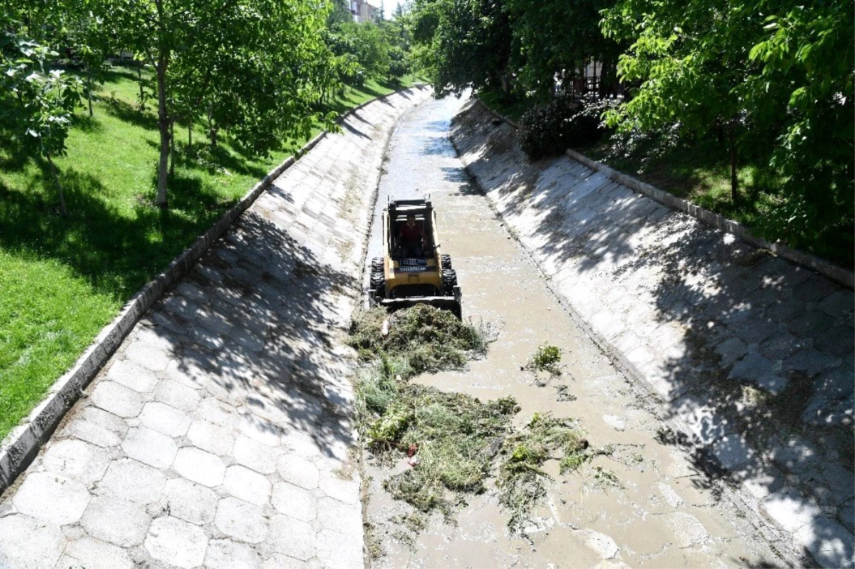 Isparta Belediyesi dere ve kanalları temizliyor