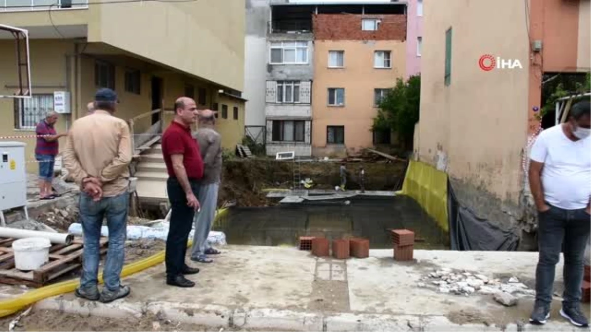 İzmir\'de sağanak yağış sonrası 2 apartmanın girişinde çökme meydana geldi