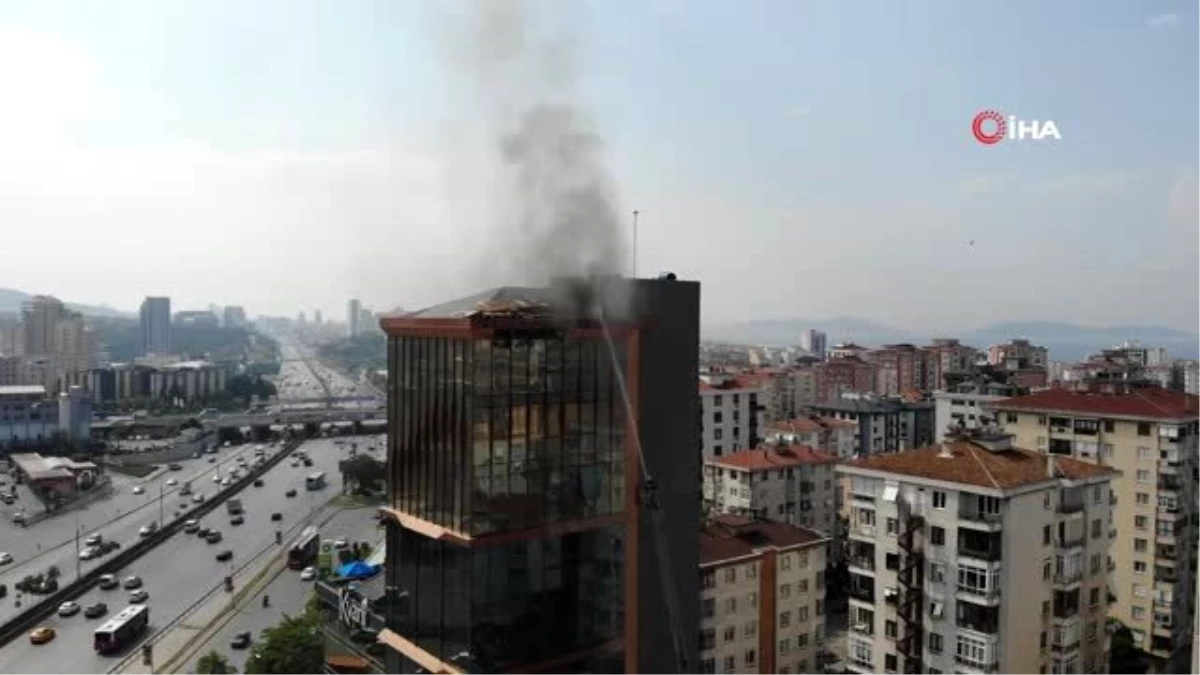 Kadıköy\'de 14 katlı plazanın çatısında yangın