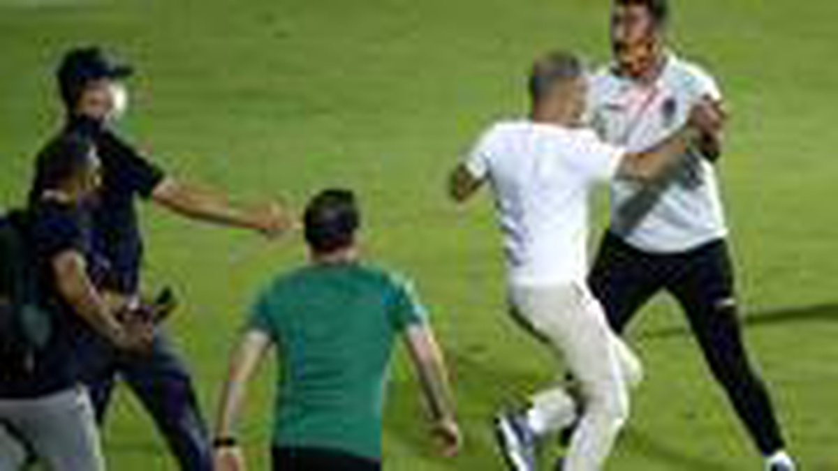 Maç sonrası ortalık karıştı! Ahmet Ağaoğlu, Alanyaspor Kulübü çalışanlarına vurmaya kalkıştı