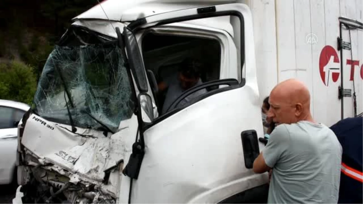Son dakika haberleri | Manisa\'da tıra çarpan kamyonetin sürücüsü yaralandı