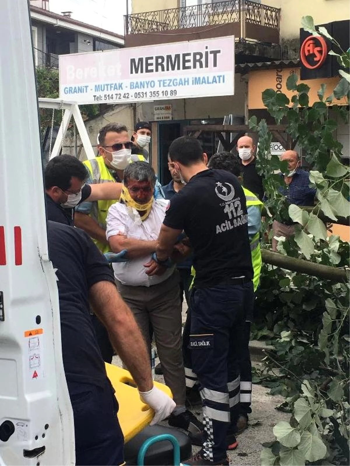 Son dakika... Muhtar, budanan ağaçtan başına dal düşmesiyle yaralandı