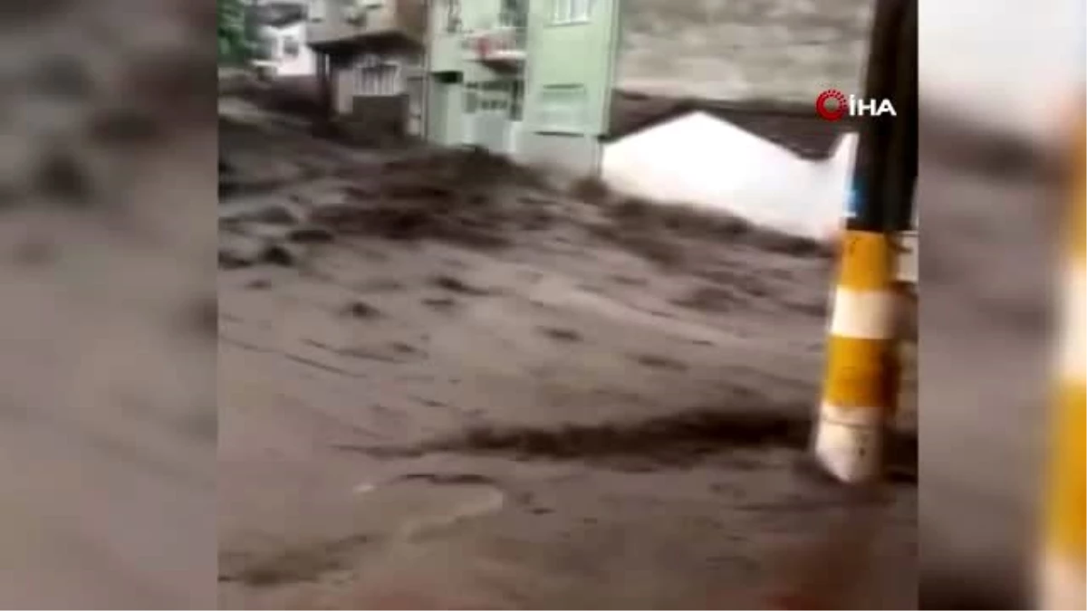 Sel suları Manisa\'da bir mahalleyi yıktı geçti