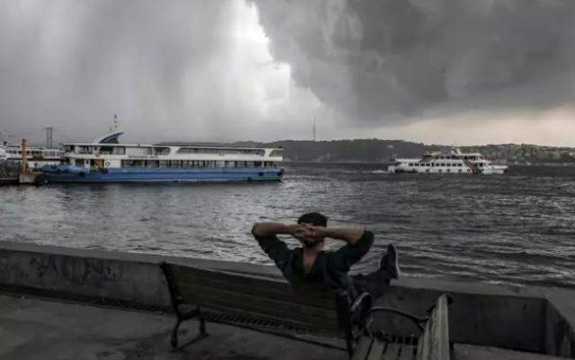 Son dakika: İstanbul'da sağanak hayatı felç etti, Çatalca'da hortum meydana geldi