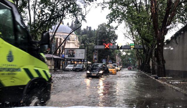 Son dakika: İstanbul'da sağanak hayatı felç etti, Çatalca'da hortum meydana geldi