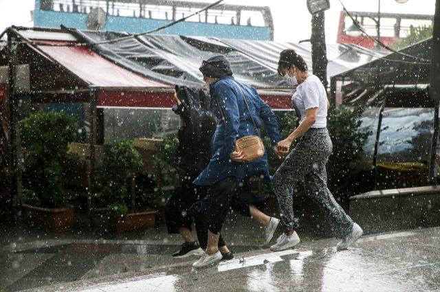 Son dakika: İstanbul'da sağanak hayatı felç etti, Çatalca'da hortum meydana geldi