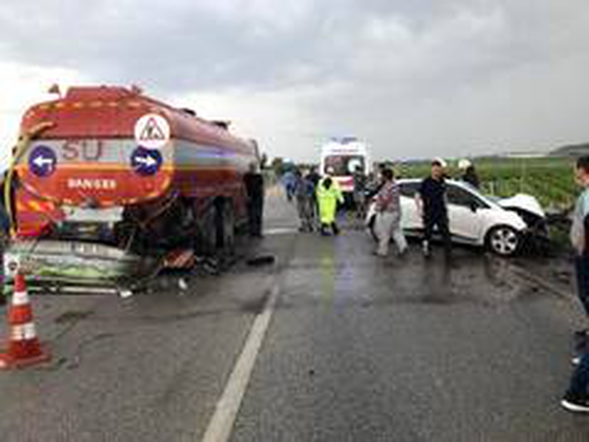 Tankere çarpan otomobil bariyerlere saplandı: 1 yaralı