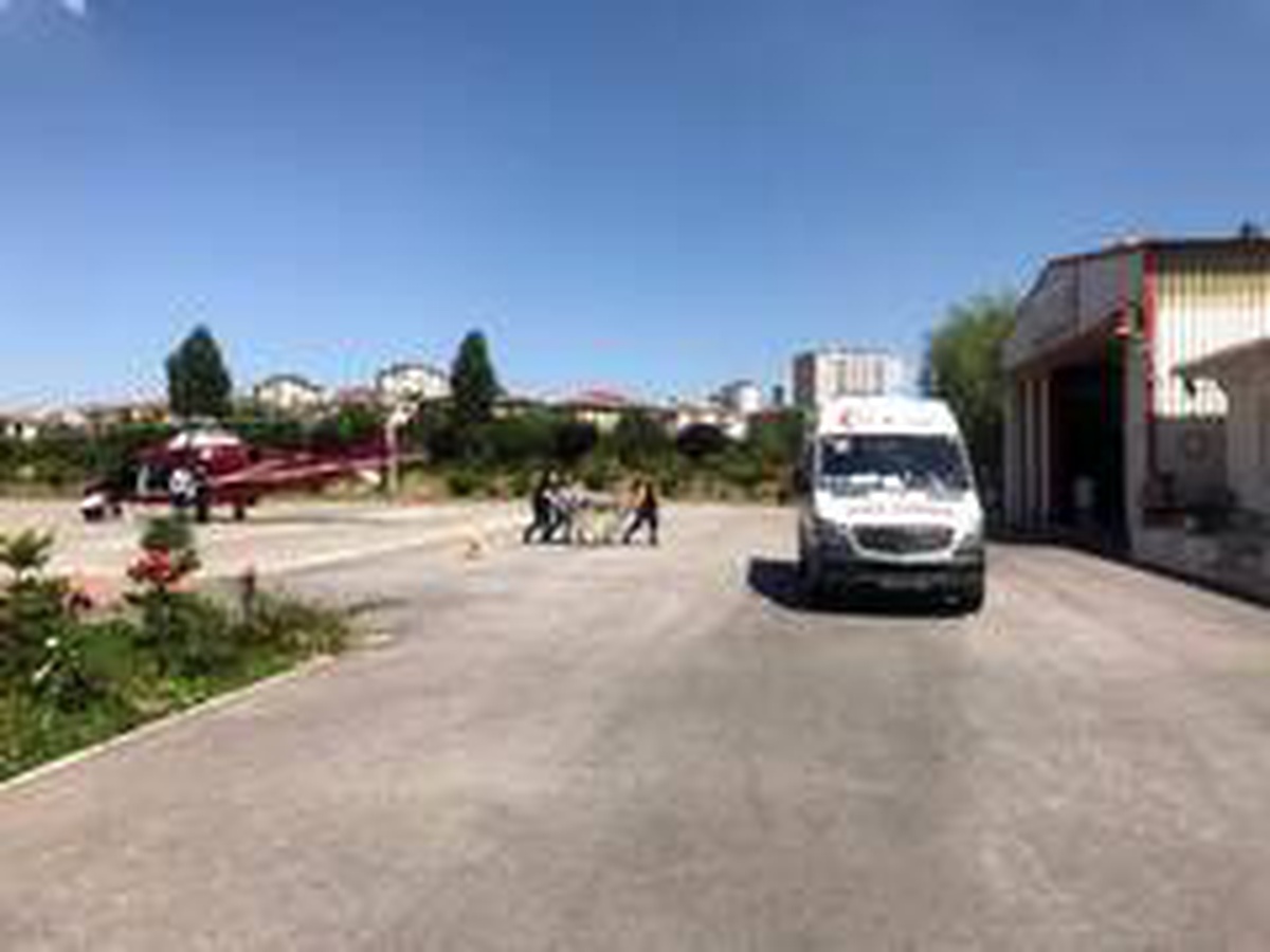 Trafik kazasında yaralanan kadın, ambulans helikopterle şehir merkezine getirildi
