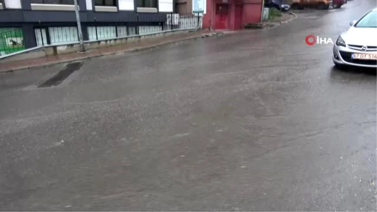 Zonguldak\'ta kuvvetli yağış nedeniyle araçlar arızalandı, trafikte uzun kuyruklar oluştu