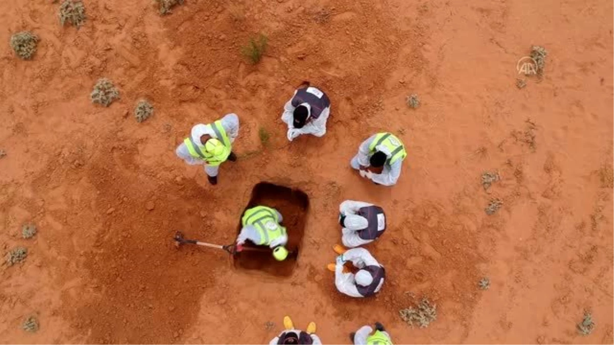 AA, Libya\'nın Terhune şehrinde bulunan toplu mezardaki kazı çalışmalarını görüntüledi