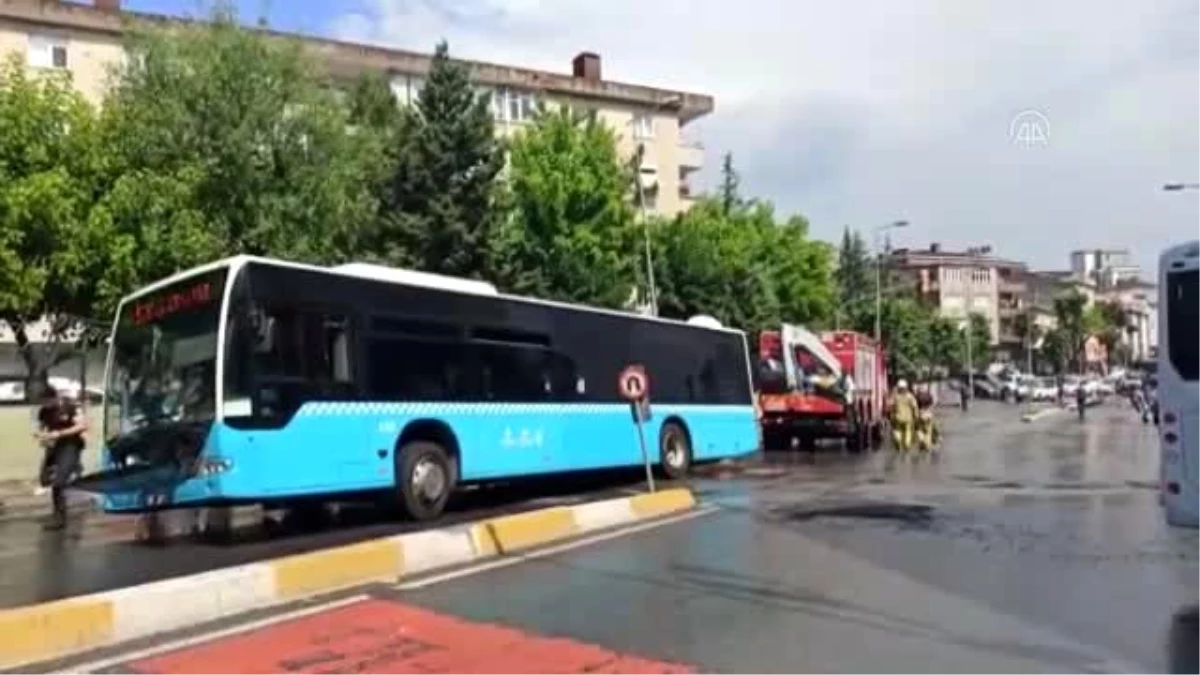 Bağcılar\'da bir halk otobüsü yağış nedeniyle çöken yola düştü