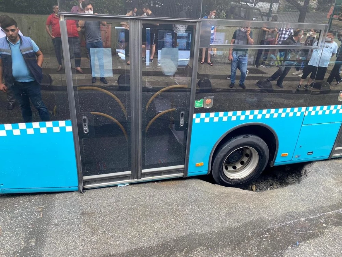 Son dakika haber... Bağcılar\'da yol çöktü içinde yolcu bulunan otobüs çukura saplandı