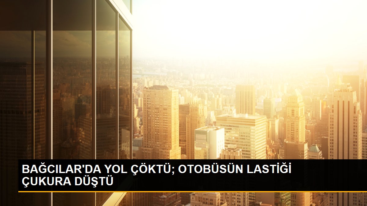 BAĞCILAR\'DA YOL ÇÖKTÜ; OTOBÜSÜN LASTİĞİ ÇUKURA DÜŞTÜ