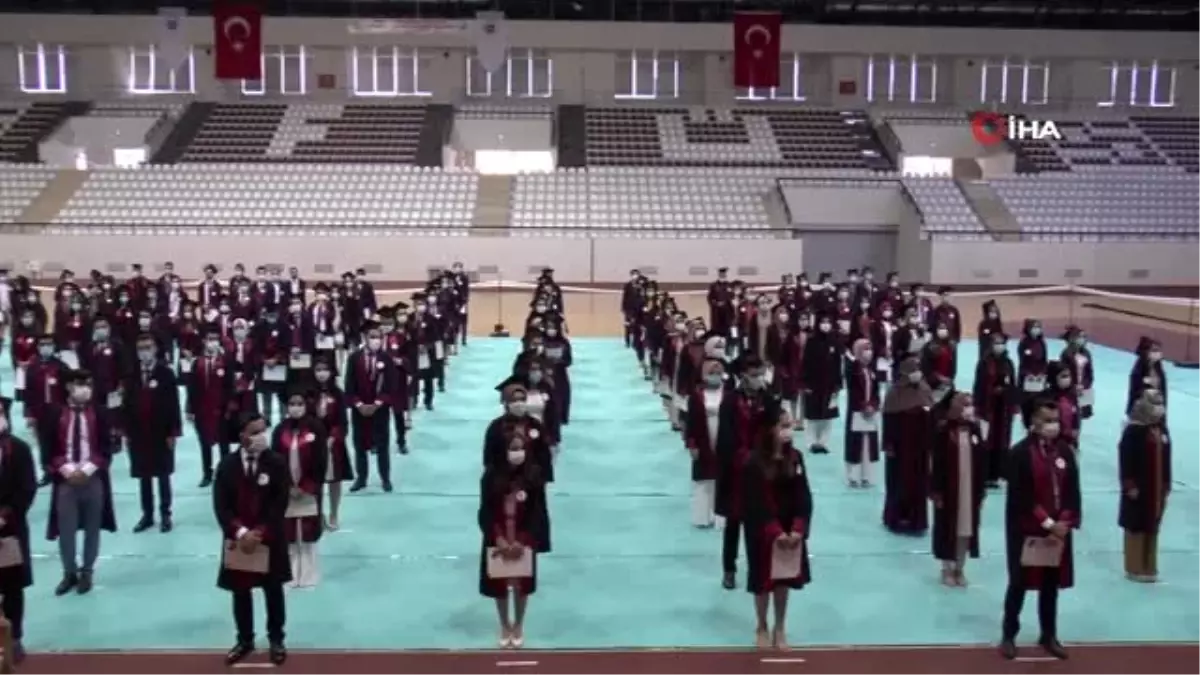 Son dakika... Elazığ\'da Tıp Fakültesi öğrencilerinin maskeli ve sosyal mesafeli yemin töreni