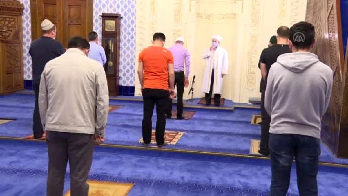 Hacı Bayram Veli Camisi\'nde cemaatle ilk sabah namazı kılındı (2)