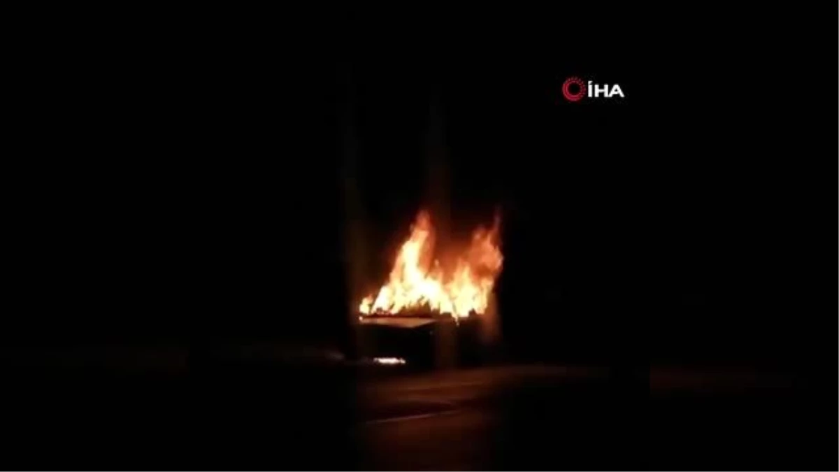 İzmir\'de park halindeki araç yanarak küle döndü