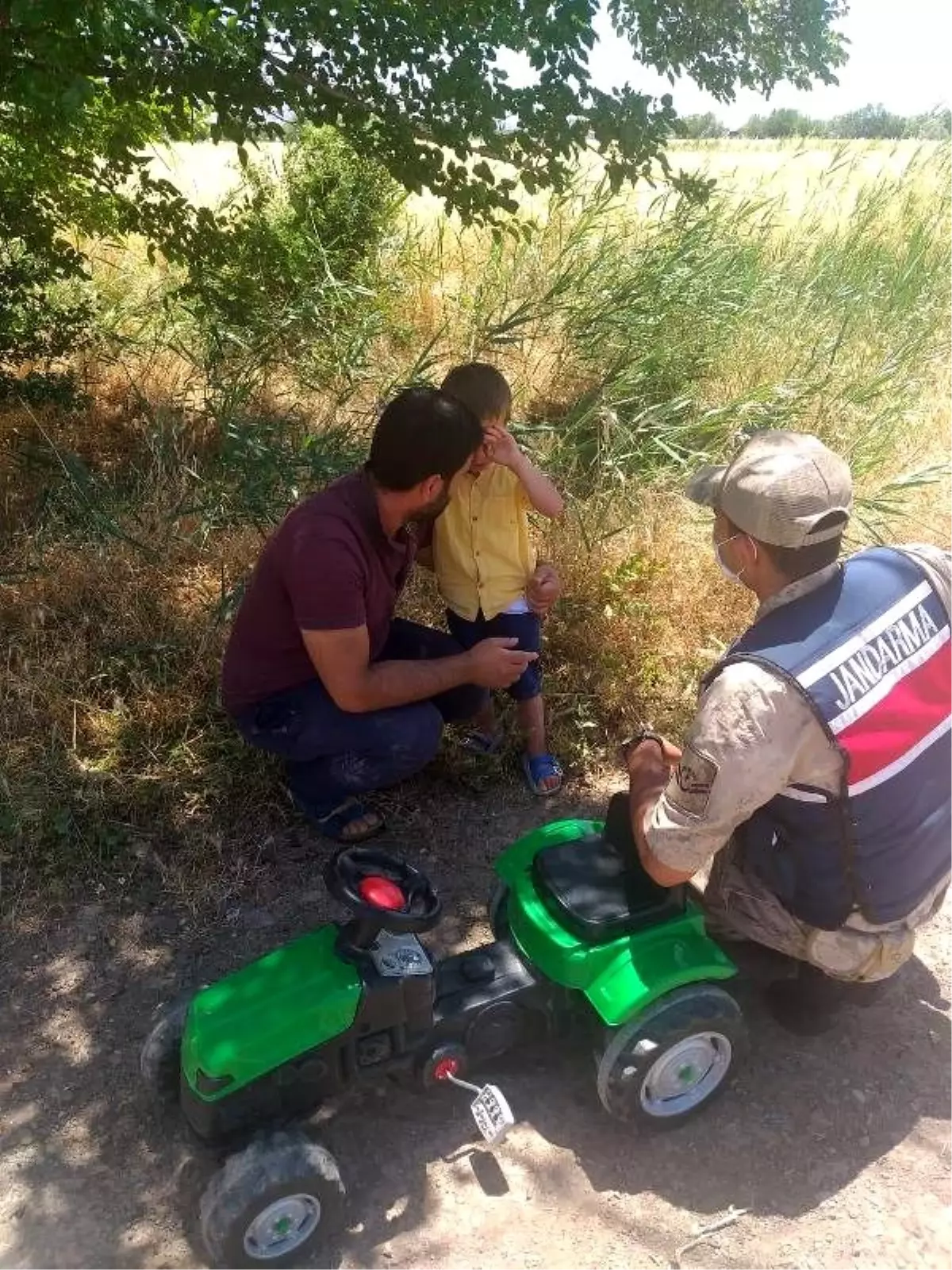 Pedallı arabasıyla dolaşırken kaybolan Ömer, 5 saat sonra bulundu