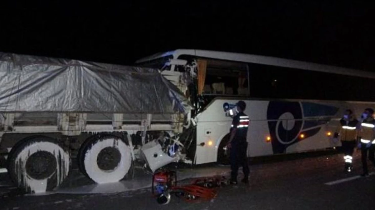 Son dakika: Uşak\'ta yolcu otobüsü ile kamyonun çarpıştığı kazada 2 kişi öldü, 18 kişi yaralandı