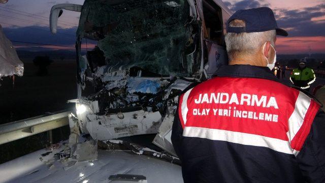 Son dakika: Uşak'ta yolcu otobüsü ile kamyonun çarpıştığı kazada 2 kişi öldü, 18 kişi yaralandı