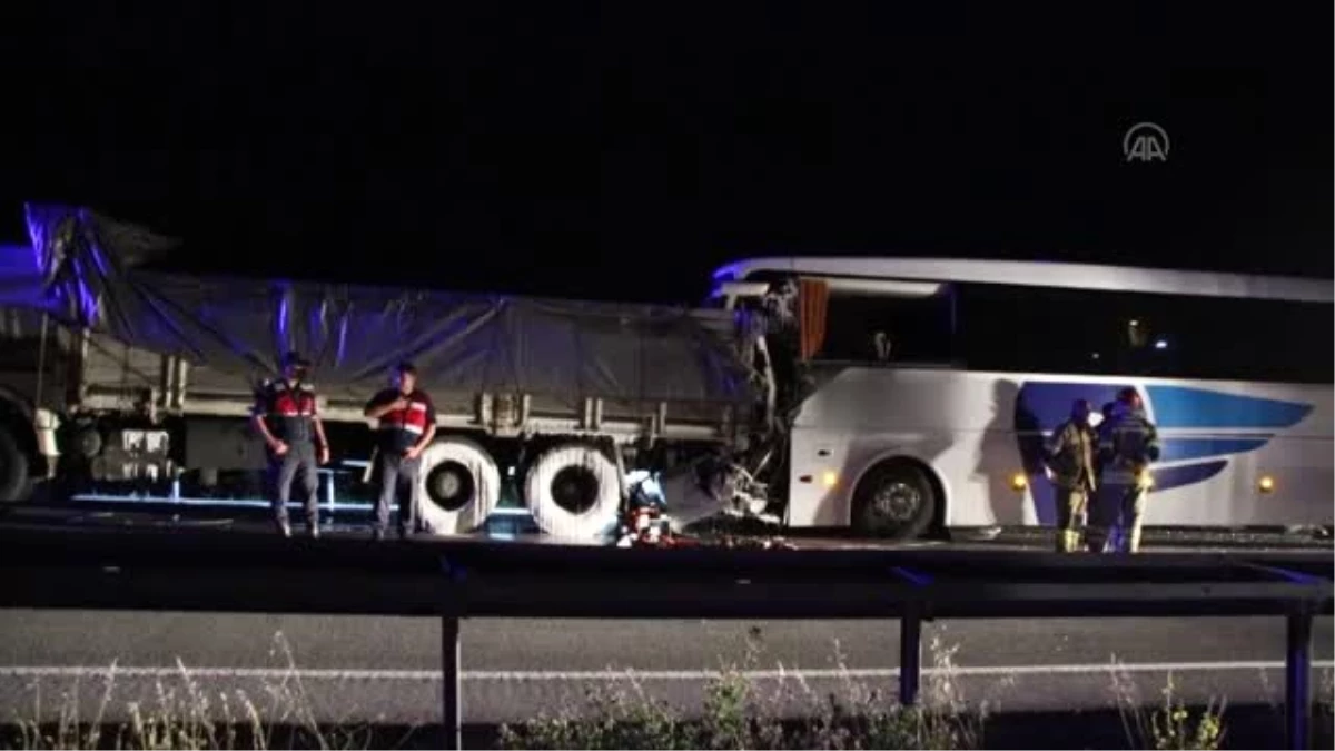 Uşak\'ta yolcu otobüsüyle kamyon çarpıştı: 2 ölü, 18 yaralı