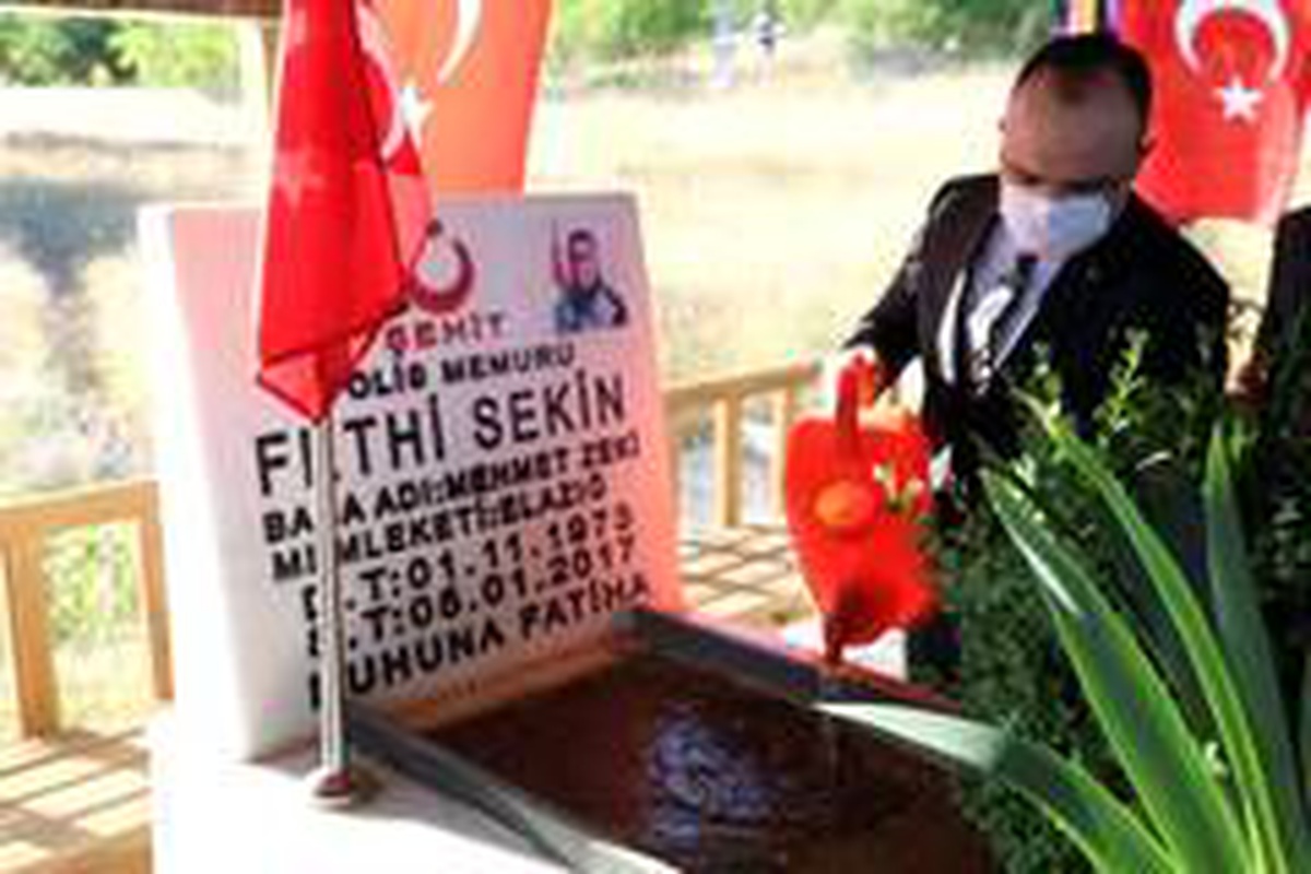 Vali Yırık, şehit Sekin\'in kabrini ziyaret etti