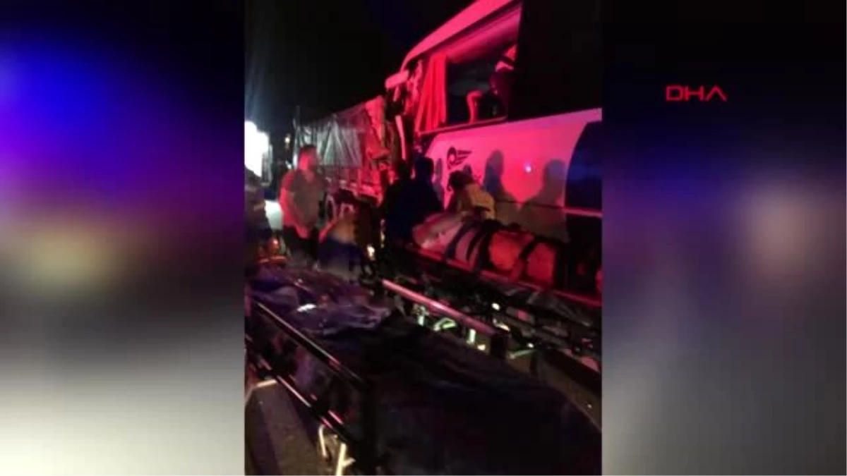 Yolcu otobüsü kamyona çarptı 2 ölü, 18 yaralı