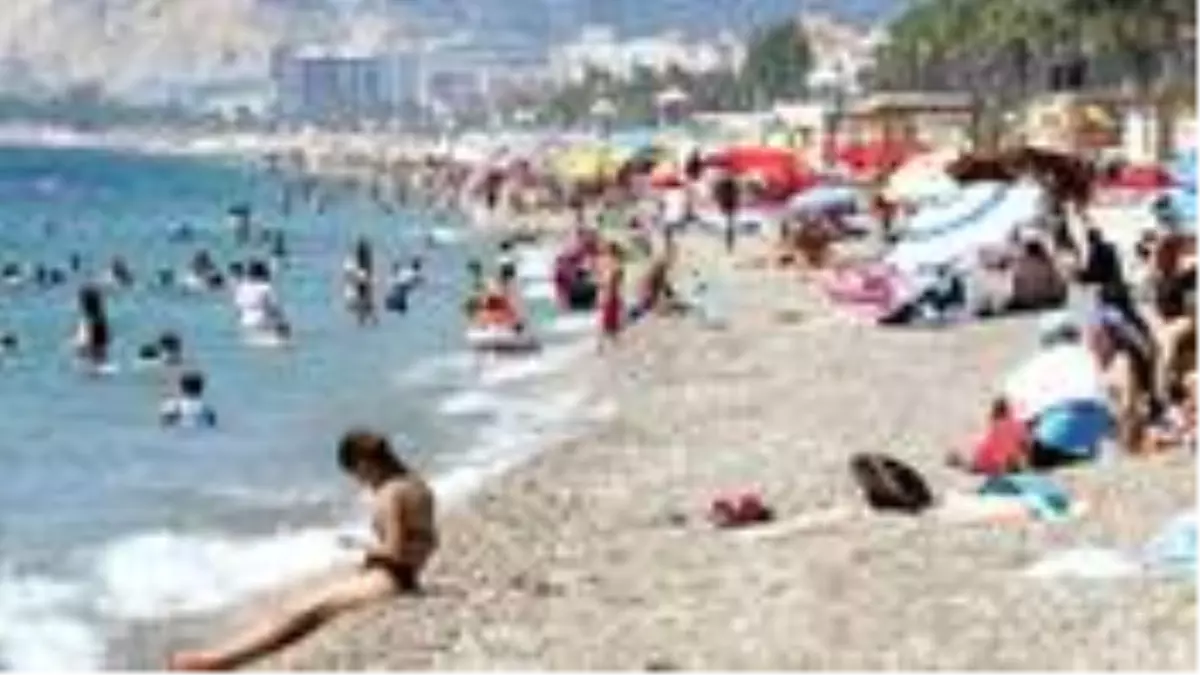 Antalya\'da sıcak havadan bunalanlar denize koştu, mesafe kuralı unutuldu