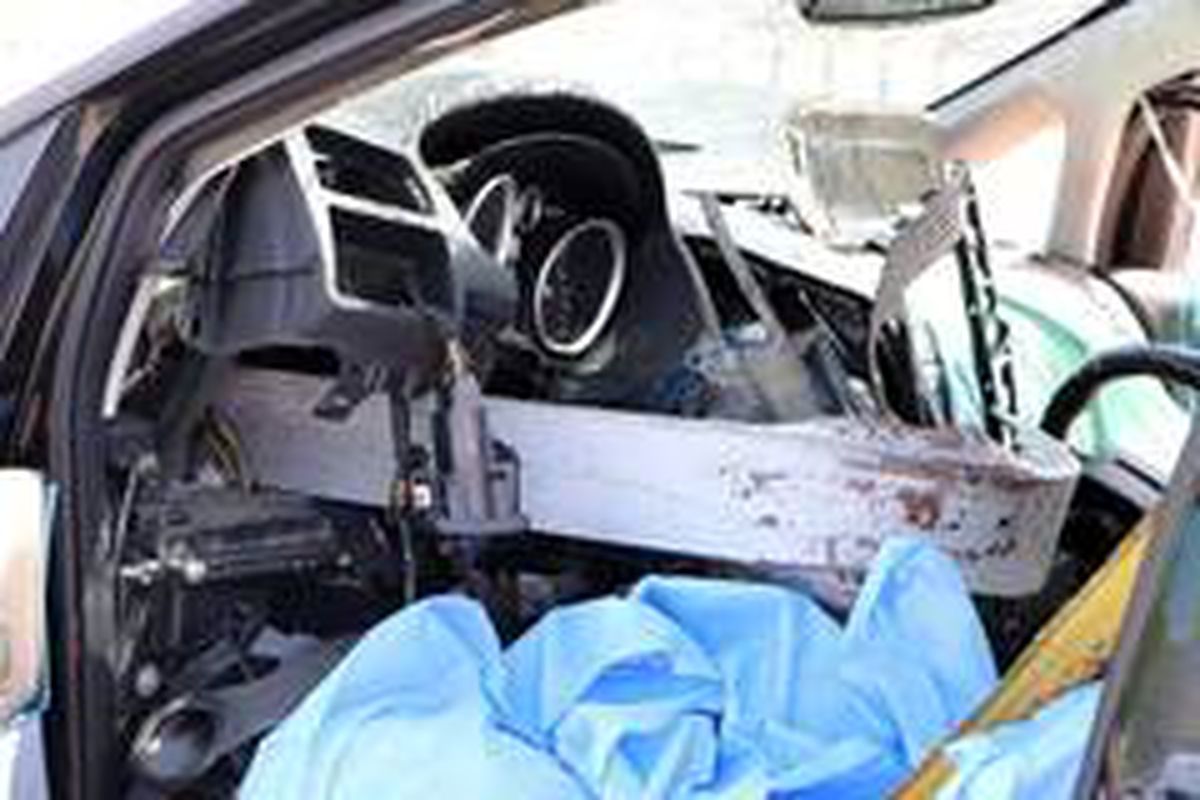 Bariyer otomobile ok gibi saplandı: 1 ölü, 4 yaralı
