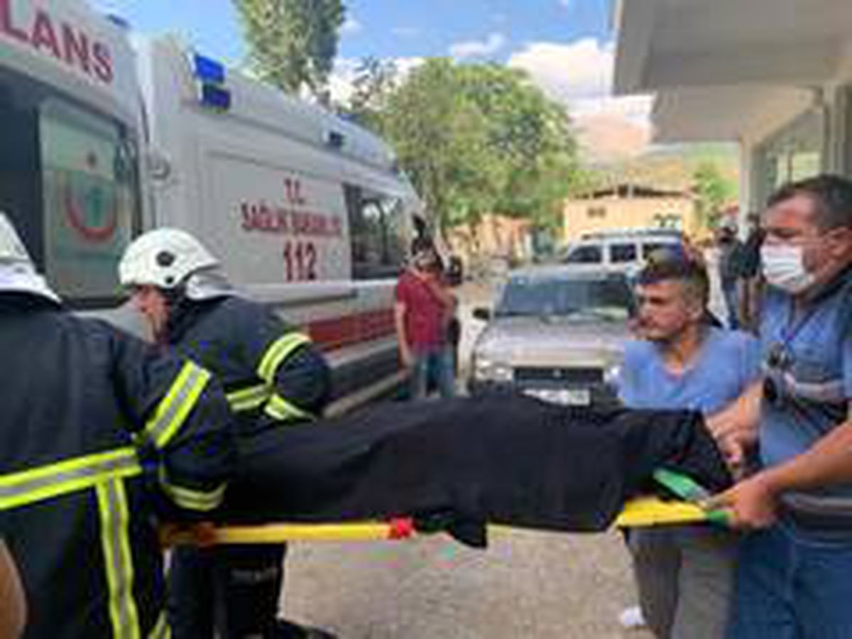 Dördüncü kattan düşen kadın sağlık ekiplerince hayata döndürüldü