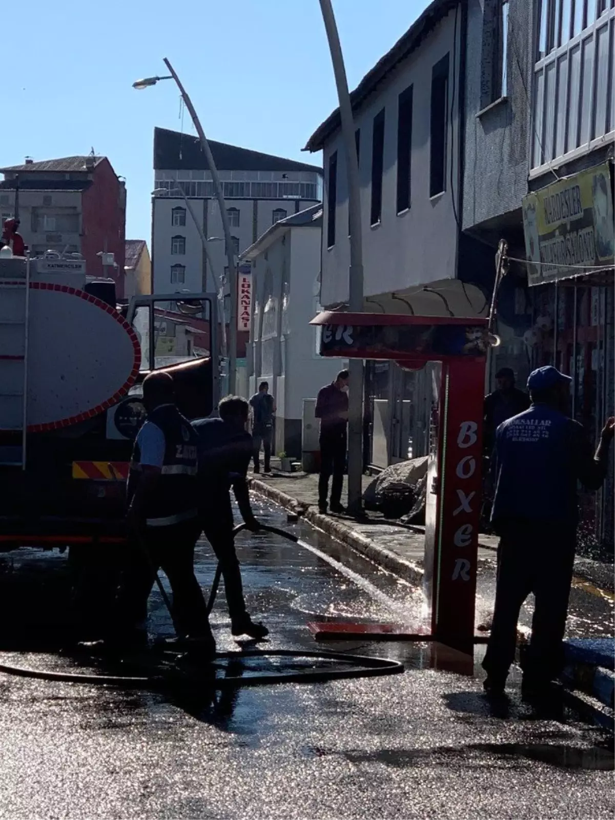 Eleşkirt\'te yollar ve kaldırımlar yıkanarak dezenfekte edildi