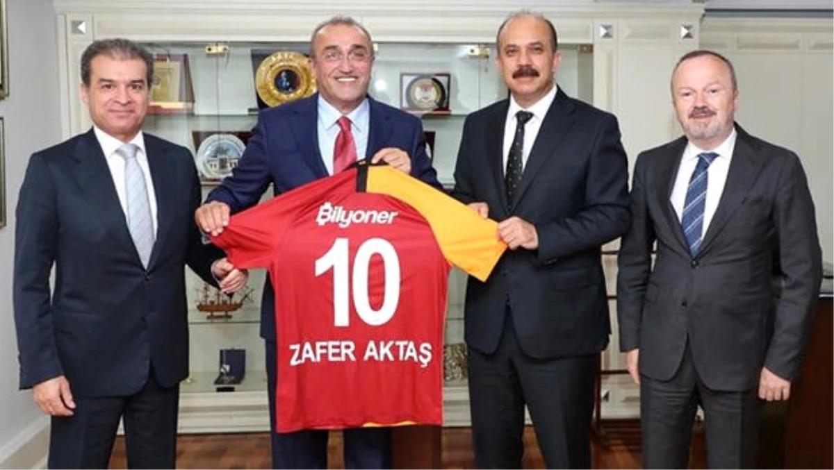 Galatasaray yöneticilerinden İstanbul Emniyet Müdürü Zafer Aktaş\'a ziyaret