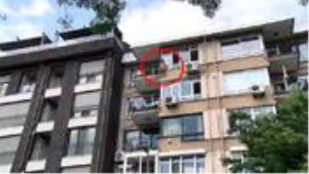 Görüntü Türkiye\'den! Çırılçıplak soyunan kadın, kendisini balkondan aşağı bıraktı