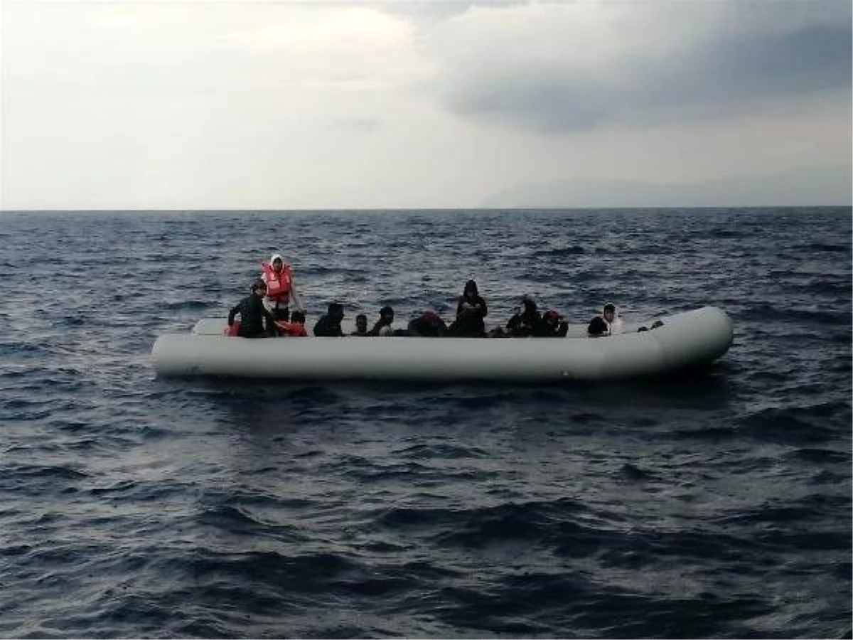 İzmir\'de 21 göçmen kurtarıldı