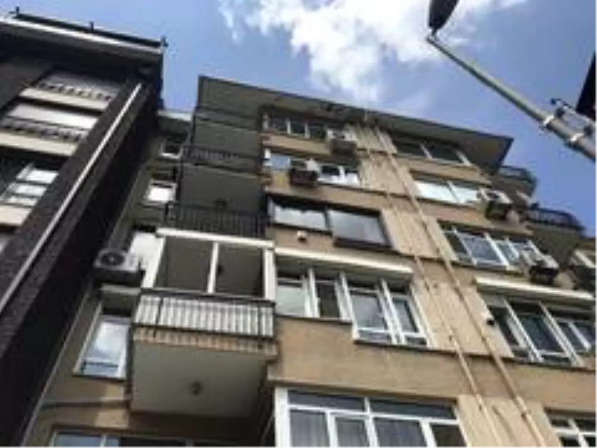 Kadıköy\'de intihara teşebbüs anı kamerada
