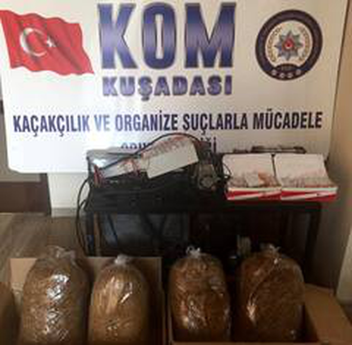Kuşadası\'nda kaçak sigara ve tütün operasyonu