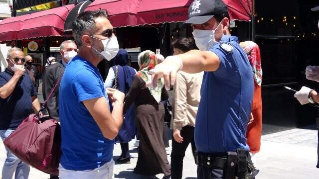 Maske cezası kesilen vatandaş, telefonda konuştuğu arkadaşına kızdı