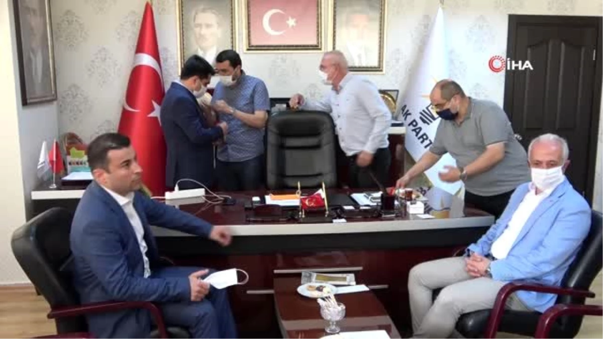 Partisinden istifa eden CHP\'li eski belediye meclis üyesi AK Parti\'ye katıldı